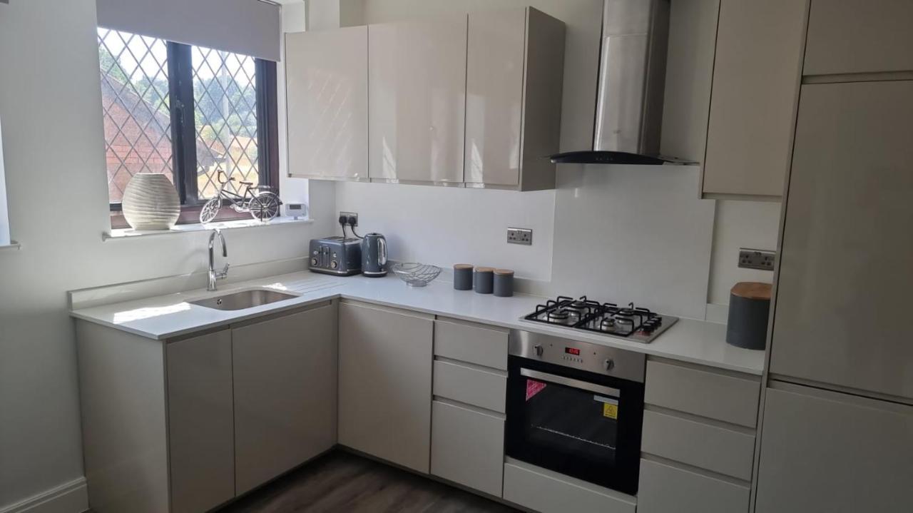 Jasmin Apartments - Luxury 1 & 2 Bedroom Units With Free Parking Bushey Esterno foto